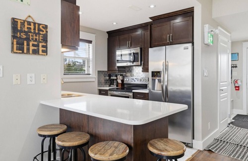 The Blue Mountains Condo | Peak Paradise: Hot Tub + Steps to Slopes