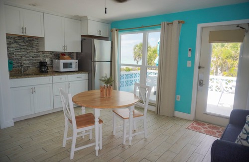 Englewood Hotel | Pearl Beach Inn