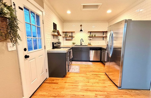 Guthrie House | Pearl's Place - A Historic, Red-Brick Street Gem
