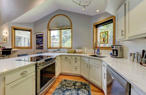 Central Boulder House | Pearl st, A/C, Fireplace, Views and Decks- Winner