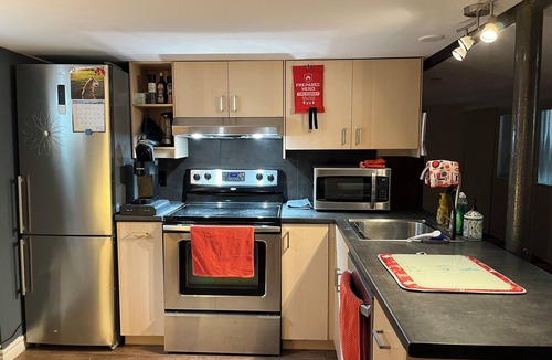 New Toronto House | Pearl’s Place, Cozy-Chic Suite-Steps to the lake.