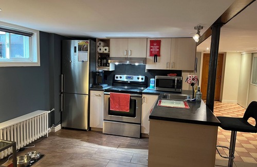 New Toronto House | Pearl’s Place, Cozy-Chic Suite-Steps to the lake.