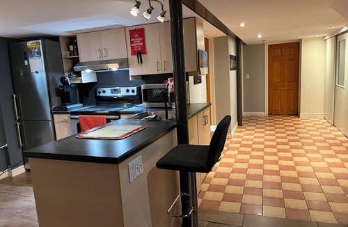 New Toronto House | Pearl’s Place, Cozy-Chic Suite-Steps to the lake.