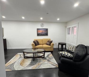 Central Erin Mills House | Pearson Gateway Comfort Home