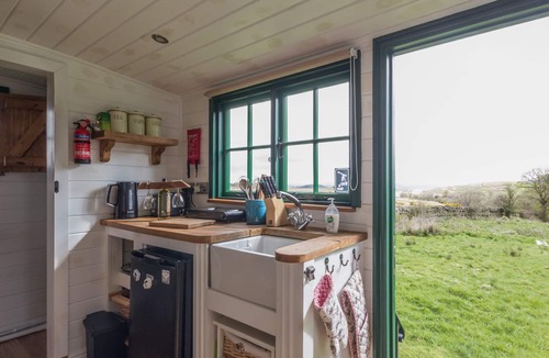 Haltwhistle Cottage | PEAT GATE SHEPHERD'S HUT, romantic, with open fire in Haltwhistle