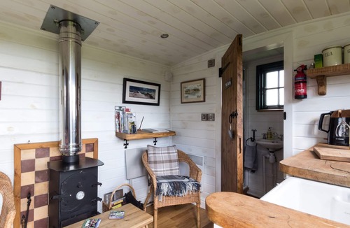 Haltwhistle Cottage | PEAT GATE SHEPHERD'S HUT, romantic, with open fire in Haltwhistle