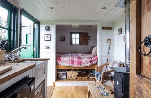 Haltwhistle Cottage | PEAT GATE SHEPHERD'S HUT, romantic, with open fire in Haltwhistle