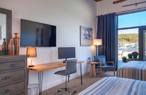 Camdenton Hotel | Pebble Bay Club Suites