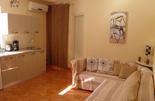 Bogovici Apartment | Pebbly Beach in the Heart of Malinska!