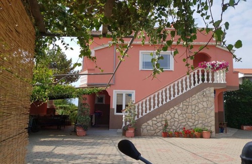 Bogovici Apartment | Pebbly Beach in the Heart of Malinska!
