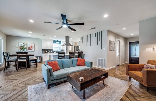 Frisco House | Pecan Grove: Stroll Downtown Frisco