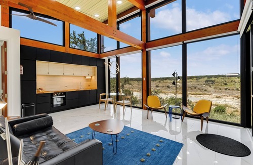 Johnson City Cottage | Pedernales River Guesthouses - BLUE