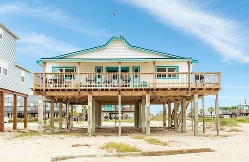 Surfside Beach House | Pedestrian Beach Front 3- bedroom house in Surfside Beach