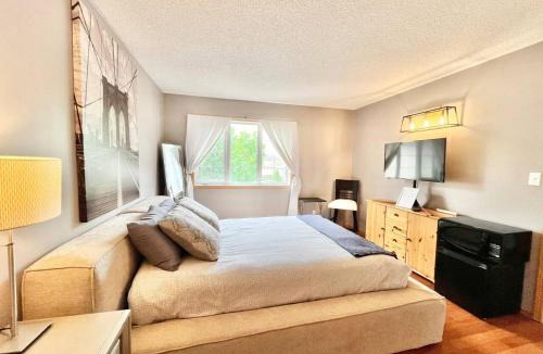 Winnipeg House | Peg City Queen Guest Suite & Ensuite Bath With Parking