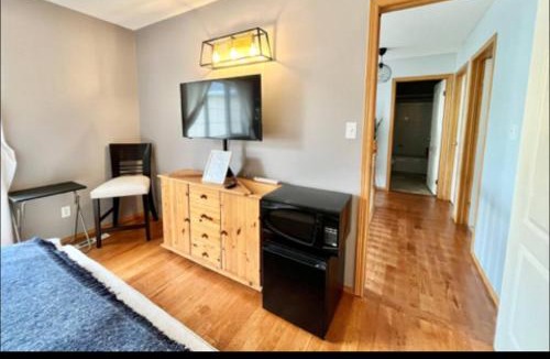 Winnipeg House | Peg City Queen Guest Suite & Ensuite Bath With Parking