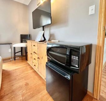 Winnipeg House | Peg City Queen Guest Suite & Ensuite Bath With Parking