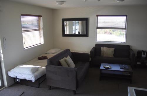 Woodend Hotel | Pegasus Gateway Motels & Apartments