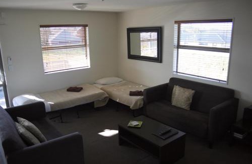 Woodend Hotel | Pegasus Gateway Motels & Apartments