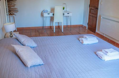 Chateauneuf-du-Pape Bed & Breakfast | Pegau bedrooms, 3 chambres au centre de Châteauneuf-du-Pape