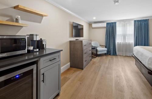 West Dennis Hotel | Pelham on Main