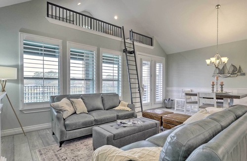 Onalaska Condo | 'Pelican Cove' Condo + Boat Slip & Balcony!