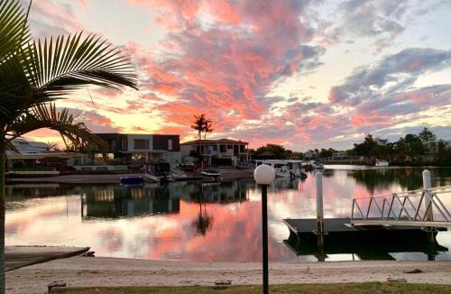 Biggera Waters Resort | Pelican Cove Waterfront Apartment