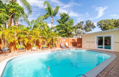 Anona House | Pelican Point- PoolHouseByBeach