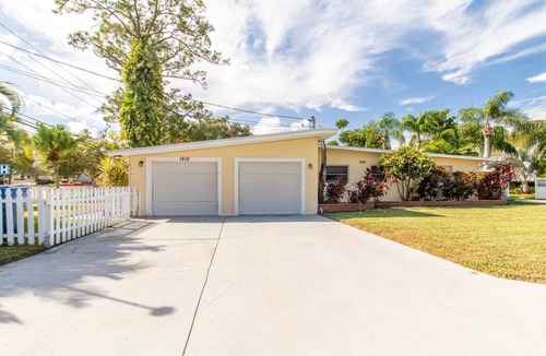 Anona House | Pelican Point- PoolHouseByBeach