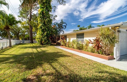 Anona House | Pelican Point- PoolHouseByBeach