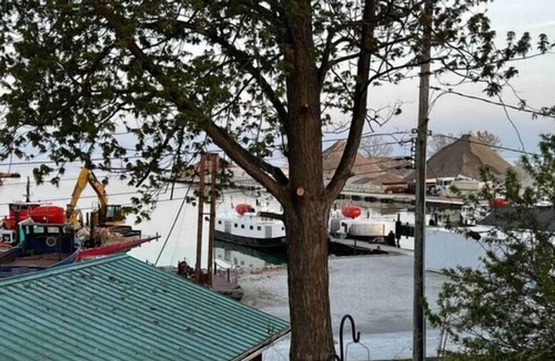 Kingsville Cabin | Pelican Post- overlooking Kingsville harbour!