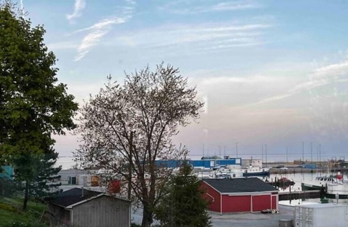 Kingsville Cabin | Pelican Post- overlooking Kingsville harbour!