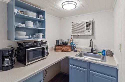 Oil City House | Pelican's Nest, Caddo Lake Cabins, with Kayaks