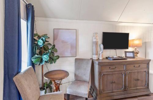 Oil City House | Pelican's Nest, Caddo Lake Cabins, with Kayaks