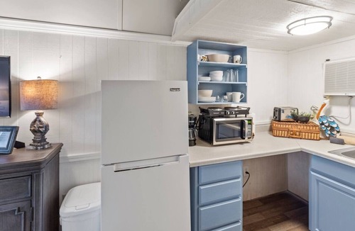 Oil City Apartment | Pelican's Nest with kayaks, Caddo Lake Cabins