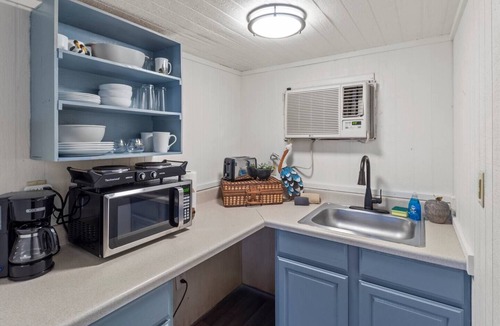 Oil City Apartment | Pelican's Nest with kayaks, Caddo Lake Cabins