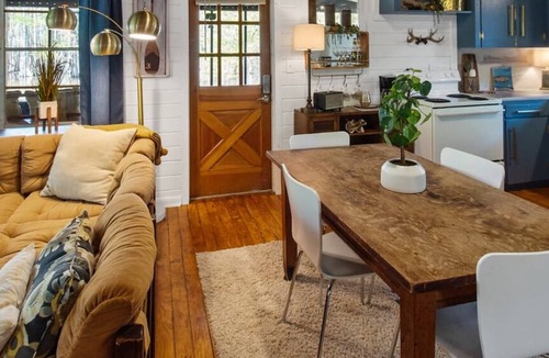 Oil City Apartment | Pelican's Nest with kayaks, Caddo Lake Cabins