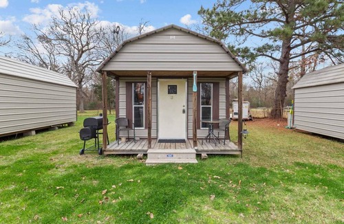 Oil City Apartment | Pelican's Nest with kayaks, Caddo Lake Cabins