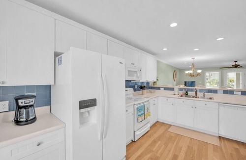 Kure Beach Villa | PELICAN`S REST OCEANVIEW + POOL + 200 STEPS TO BEACH