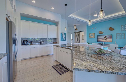 Broadmoor House | Pelican Shores | 2 King Suites | Pool | Jacuzzi | Lounge