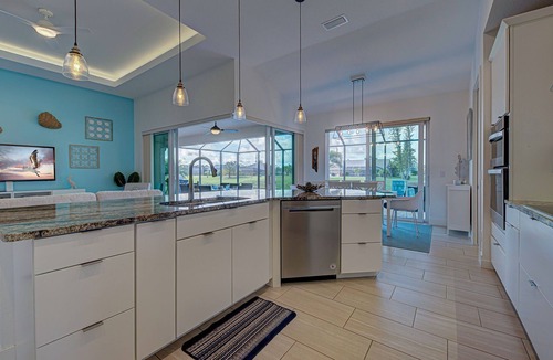 Broadmoor House | Pelican Shores | 2 King Suites | Pool | Jacuzzi | Lounge