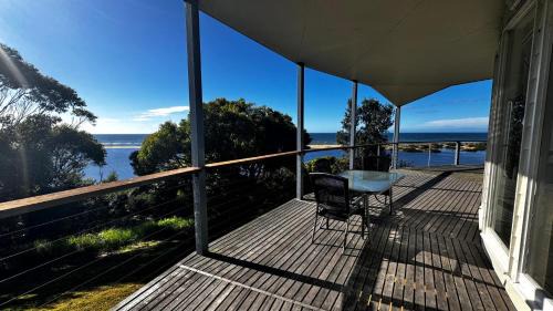 Lake Tyers Beach House | Pelicans Perch - Scenic Coastal Retreat