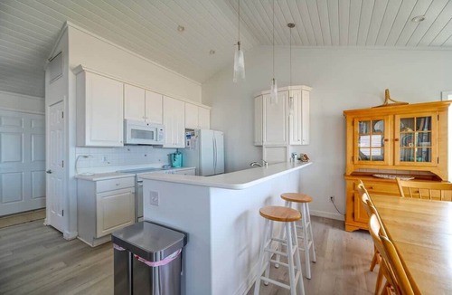 Village of Stump Sound House | Pelicans Reach
