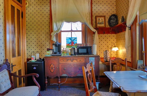 Pella House | Pella Mansion est. 1871