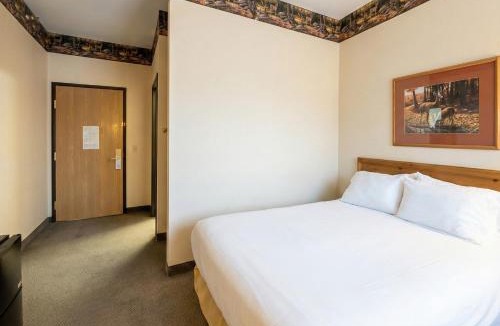 Levering Hotel | Pellston Lodge