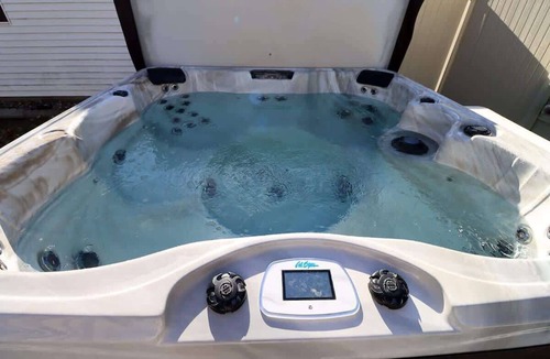 Lincoln House | Peloton House Luxury |Peloton Bike| Large Hot Tub