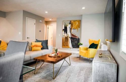 Lincoln House | Peloton House Luxury |Peloton Bike| Large Hot Tub