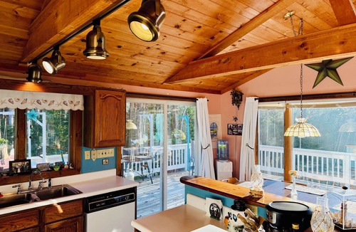New Harbor House | Pemaquid Trail Gem: Private Beach Access + Water Views + Huge Deck