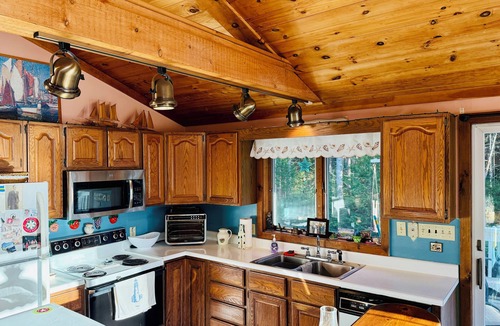 New Harbor House | Pemaquid Trail Gem: Private Beach Access + Water Views + Huge Deck