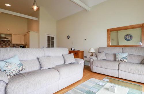 Edmonton House | Pen-Y-Les