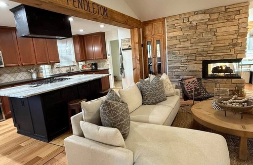 Conroe House | Pendelton Lodge | Country Gem & Huge Fire Pit
